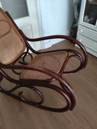 Mecedora Thonet de madera y ratán. Recogida.