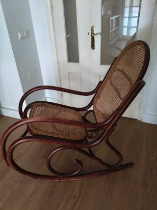 Mecedora Thonet de madera y ratán. Recogida.
