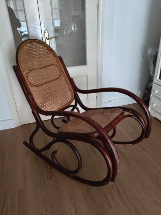 Mecedora Thonet de madera y ratán. Recogida.