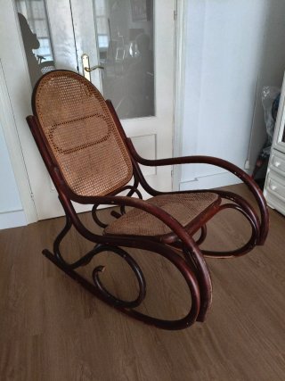 Mecedora Thonet de madera y ratán. Recogida.