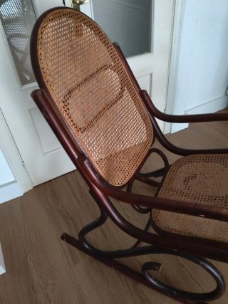 Mecedora Thonet de madera y ratán. Recogida.