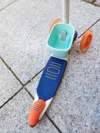 Patinete infantil naranja y azul