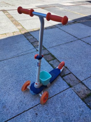 Patinete infantil naranja y azul