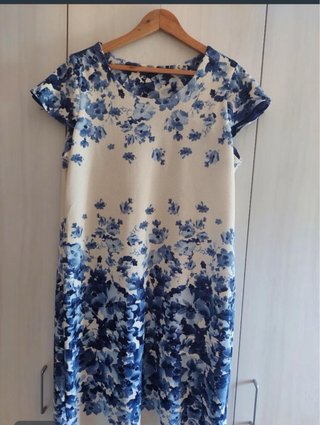 Vestido floral azul y blanco