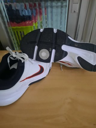 Zapatillas Nike Talla 42 Blancas y Rojas