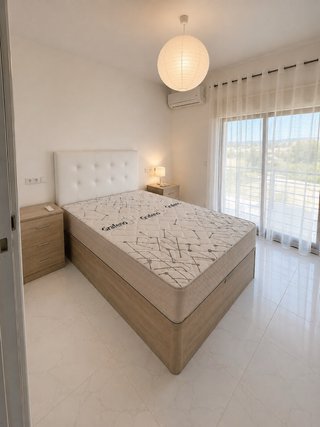 Pack dormitorio: Cama y mesitas