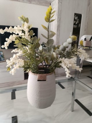 Jarrón de flores decorativo beige y blanco