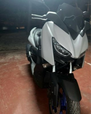 Yamaha XMAX 300 Gris y Azul