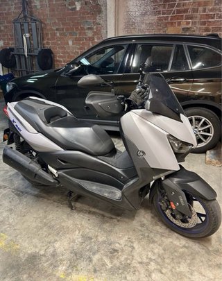 Yamaha XMAX 300 Gris y Azul