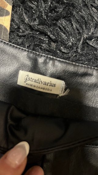 Pantalón de cuero negro