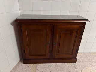 Mueble de madera con tapa de cristal