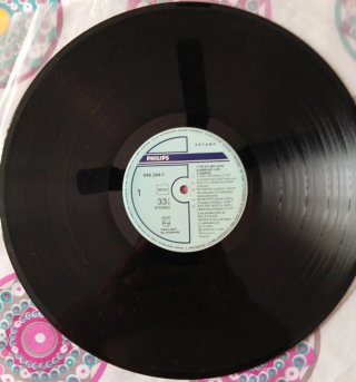 Caja de 8 vinilos sin carpeta Pop y Rock.