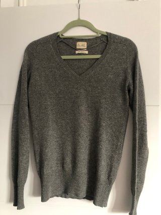 Jersey gris cuello pico