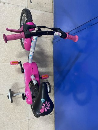 Bicicleta infantil rosa Btwin con casco