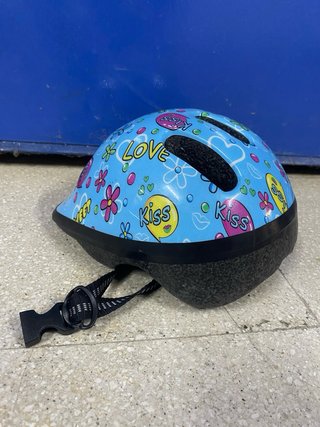 Bicicleta infantil rosa Btwin con casco