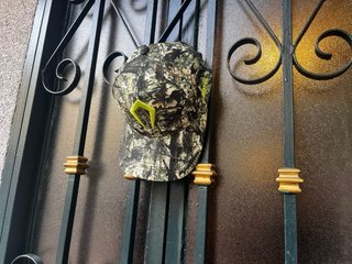 Gorra Camuflaje con Logo Amarillo