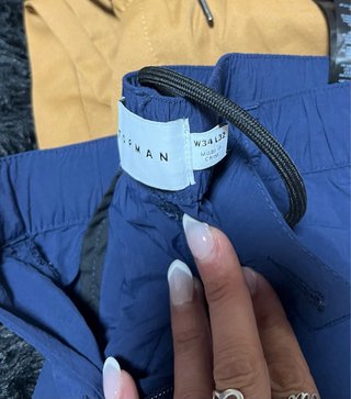 Pantalones cargo beige y azules