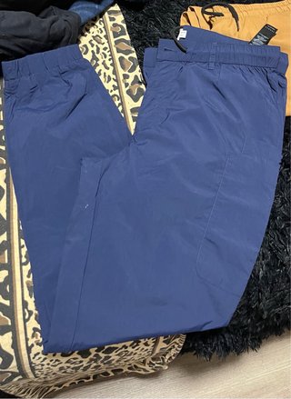 Pantalones cargo beige y azules