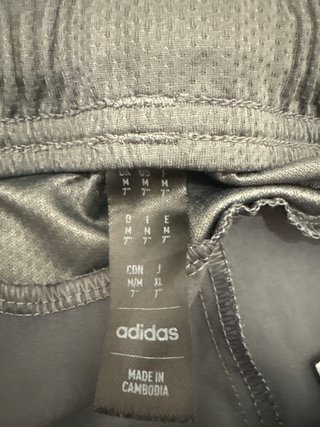 Pantalón corto deportivo Adidas gris