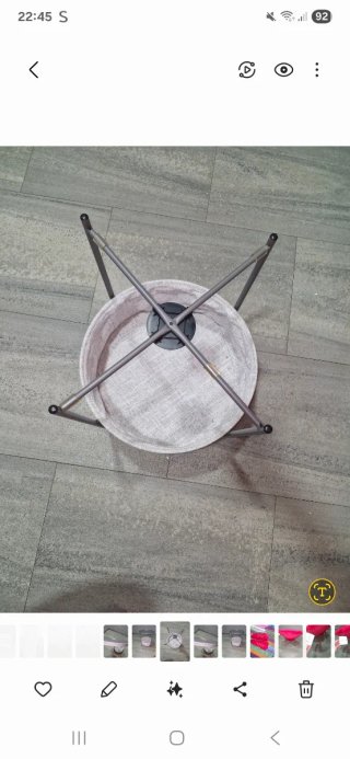 Mesa auxiliar con cesto gris