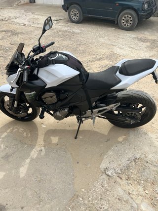 Kawasaki Z800 Naked Blanca y Negra