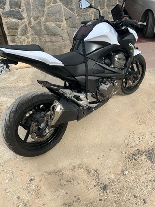 Kawasaki Z800 Naked Blanca y Negra