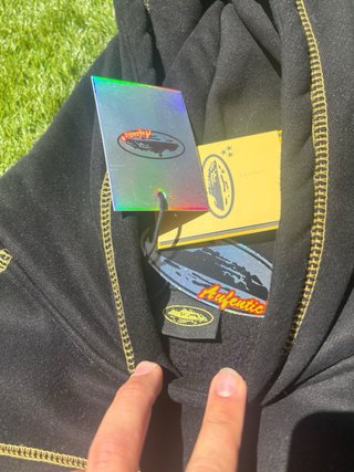 Sudadera Corteiz Negra con Costuras Amarillas