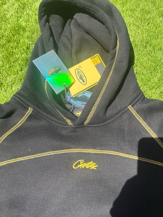 Sudadera Corteiz Negra con Costuras Amarillas