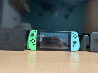 Nintendo Switch con mandos y base Fifa 20 y 18 inc