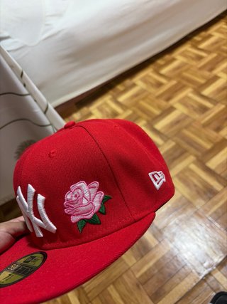 Gorra New Era NY Roja con Rosa