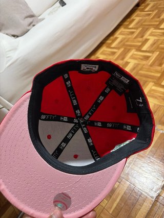 Gorra New Era NY Roja con Rosa