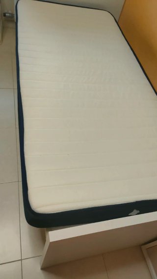 Cama infantil con cajones,colchón y escritorio.