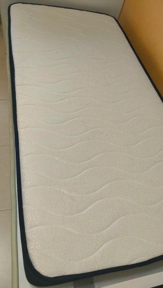 Cama infantil con cajones,colchón y escritorio.