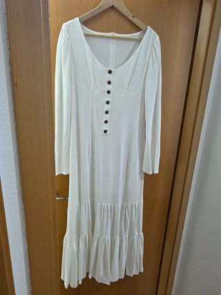 Vestido blanco largo con botones