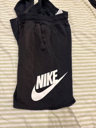 Pantalón Corto Deportivo Nike Negro Logo Blanco