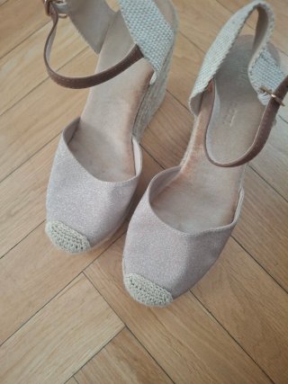 Alpargatas cuña beige dorado