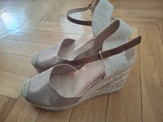 Alpargatas cuña beige dorado