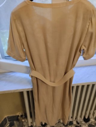 Vestito elegante nocciola con cintura