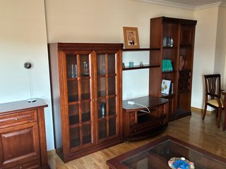 Mueble de salón de madera y cristal