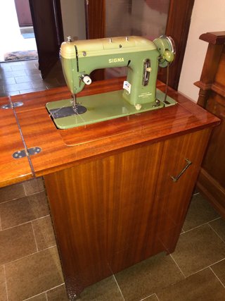 Máquina de coser SIGMA verde