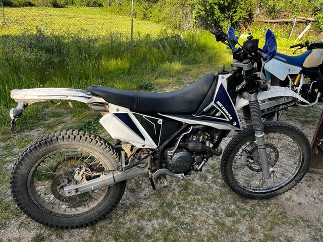 Moto Enduro SCORPA Blanca y Azul