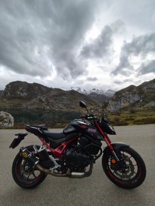 Honda CB750 Hornet Negra y Roja