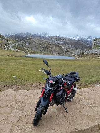 Honda CB750 Hornet Negra y Roja