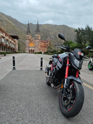 Honda CB750 Hornet Negra y Roja