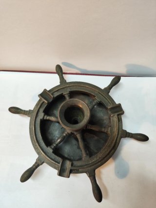 Vecchio portacandele timone in bronzo