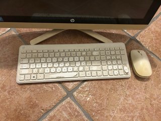 HP Ordenador Pantalla Plana Beige con Teclado