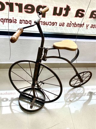 Bicicleta antigua de hierro decorativa