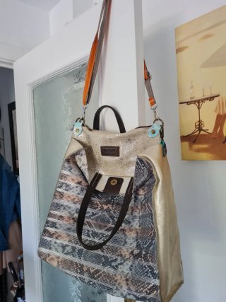 Bolso de piel con estampado de serpiente.
