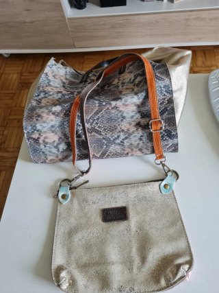 Bolso de piel con estampado de serpiente.