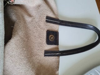Bolso de piel con estampado de serpiente.